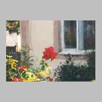 022-1028 Goldbach 1998. Das Haus von Minna Mertsch mit wunderschoenen Blumen, die im Vorgarten bluehten..jpg